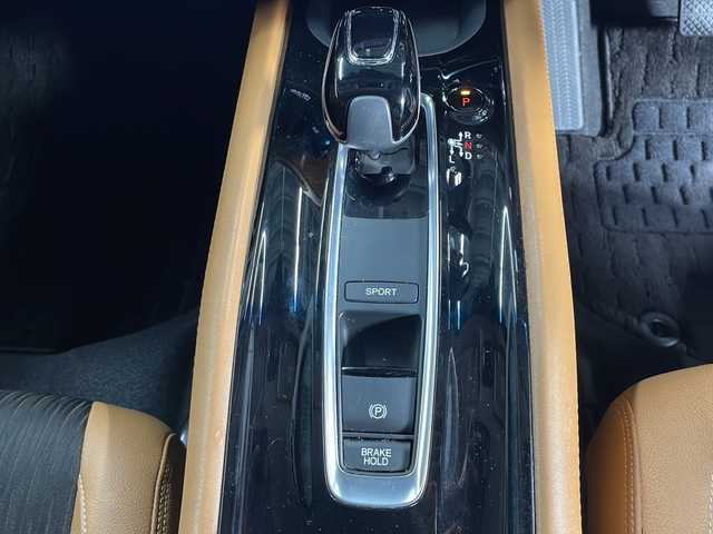 ホンダ ヴェゼル ハイブリッド Z ホンダセンシング 広島県 2019(令1)年 5.1万km プラチナホワイトパール ホンダセンシング/・衝突軽減ブレーキ〈CMBS〉/・誤発進抑制機能/・歩行者事故低減ステアリング/・路外逸脱抑制機能/・ACC〈アダプティブ・クルーズ・コントロール〉/・LKAS〈車線維持支援システム〉/・先行車発進お知らせ機能/・標識認識機能/純正8インチナビ/・CD/DVD/DTV/Bluetooth/HDMI/USB/バックカメラ/ハーフレザーシート/シートヒーター/LEDオートライト/ステアリングスイッチ/パドルシフト/ドライブレコーダー/ビルトインETC/純正フロアマット/ドアバイザー/スマートキー/プッシュスタート /純正アルミホイール/ルーフレール