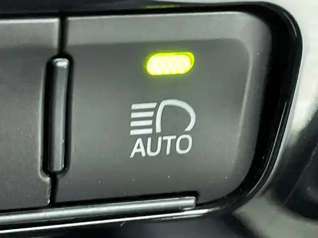 トヨタ プリウス S 三重県 2020(令2)年 5.2万km ホワイトパールクリスタルシャイン /禁煙車//モデリスタ15インチAW//LEDヘッドライト//バックカメラ//純正SDナビ//トヨタセーフティセンス//レーダークルーズ//プリクラッシュセーフティ//クリアランスソナー//パーキングサポートブレーキ//スマートキープッシュスタート//ふらつき検知機能//前後ドライブレコーダー//ステアリングスイッチ//ビルトインETC//ドライブモード切替//EVモード