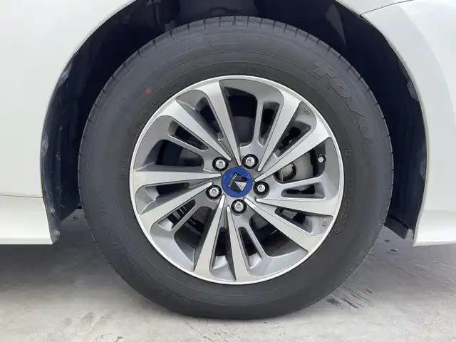 トヨタ プリウス S 三重県 2020(令2)年 5.2万km ホワイトパールクリスタルシャイン /禁煙車//モデリスタ15インチAW//LEDヘッドライト//バックカメラ//純正SDナビ//トヨタセーフティセンス//レーダークルーズ//プリクラッシュセーフティ//クリアランスソナー//パーキングサポートブレーキ//スマートキープッシュスタート//ふらつき検知機能//前後ドライブレコーダー//ステアリングスイッチ//ビルトインETC//ドライブモード切替//EVモード
