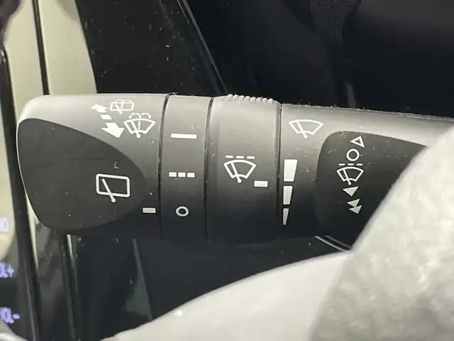 トヨタ プリウス S 三重県 2020(令2)年 5.2万km ホワイトパールクリスタルシャイン /禁煙車//モデリスタ15インチAW//LEDヘッドライト//バックカメラ//純正SDナビ//トヨタセーフティセンス//レーダークルーズ//プリクラッシュセーフティ//クリアランスソナー//パーキングサポートブレーキ//スマートキープッシュスタート//ふらつき検知機能//前後ドライブレコーダー//ステアリングスイッチ//ビルトインETC//ドライブモード切替//EVモード