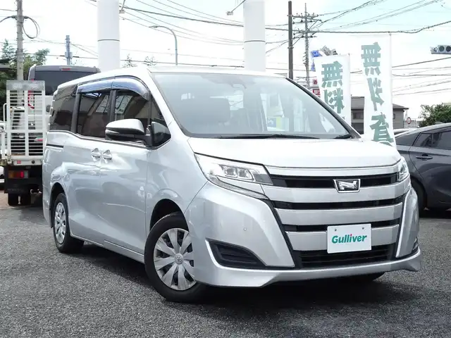 トヨタ ノア X 千葉県 2020(令2)年 2.8万km シルバーM トヨタ純正ナビ（NSCN-W68）/・フルセグTV/・Bluetooth/・バックカメラ/・CD/DVD再生/Toyota Safety Sense/・PCS（プルクラッシュセーフティ）/・LDA（レーンディパーチャーアラート）/・オートマチックハイビーム/・先行車発進告知機能/クルーズコントロール/パワースライドドア/アイドリングストップ/ETC/ウィンカーミラー/USB入力端子/純正フロアマット/スペアキー/取扱説明書