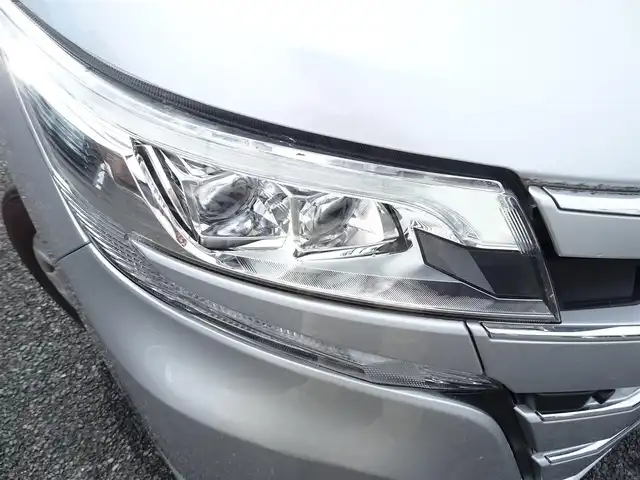 トヨタ ノア X 千葉県 2020(令2)年 2.8万km シルバーM トヨタ純正ナビ（NSCN-W68）/・フルセグTV/・Bluetooth/・バックカメラ/・CD/DVD再生/Toyota Safety Sense/・PCS（プルクラッシュセーフティ）/・LDA（レーンディパーチャーアラート）/・オートマチックハイビーム/・先行車発進告知機能/クルーズコントロール/パワースライドドア/アイドリングストップ/ETC/ウィンカーミラー/USB入力端子/純正フロアマット/スペアキー/取扱説明書