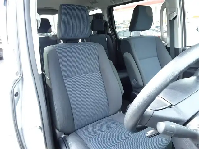 トヨタ ノア X 千葉県 2020(令2)年 2.8万km シルバーM トヨタ純正ナビ（NSCN-W68）/・フルセグTV/・Bluetooth/・バックカメラ/・CD/DVD再生/Toyota Safety Sense/・PCS（プルクラッシュセーフティ）/・LDA（レーンディパーチャーアラート）/・オートマチックハイビーム/・先行車発進告知機能/クルーズコントロール/パワースライドドア/アイドリングストップ/ETC/ウィンカーミラー/USB入力端子/純正フロアマット/スペアキー/取扱説明書