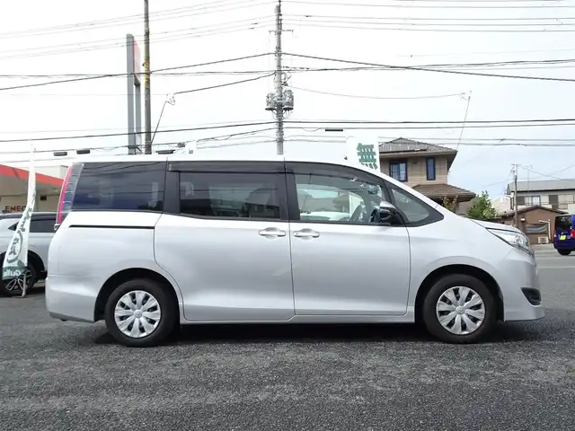 トヨタ ノア X 千葉県 2020(令2)年 2.8万km シルバーM トヨタ純正ナビ（NSCN-W68）/・フルセグTV/・Bluetooth/・バックカメラ/・CD/DVD再生/Toyota Safety Sense/・PCS（プルクラッシュセーフティ）/・LDA（レーンディパーチャーアラート）/・オートマチックハイビーム/・先行車発進告知機能/クルーズコントロール/パワースライドドア/アイドリングストップ/ETC/ウィンカーミラー/USB入力端子/純正フロアマット/スペアキー/取扱説明書