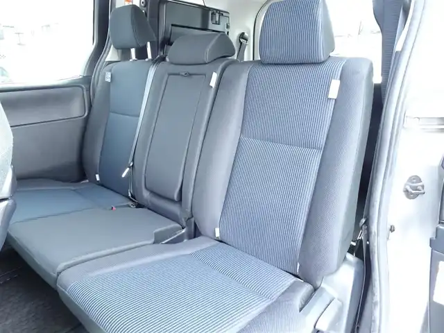 トヨタ ノア X 千葉県 2020(令2)年 2.8万km シルバーM トヨタ純正ナビ（NSCN-W68）/・フルセグTV/・Bluetooth/・バックカメラ/・CD/DVD再生/Toyota Safety Sense/・PCS（プルクラッシュセーフティ）/・LDA（レーンディパーチャーアラート）/・オートマチックハイビーム/・先行車発進告知機能/クルーズコントロール/パワースライドドア/アイドリングストップ/ETC/ウィンカーミラー/USB入力端子/純正フロアマット/スペアキー/取扱説明書