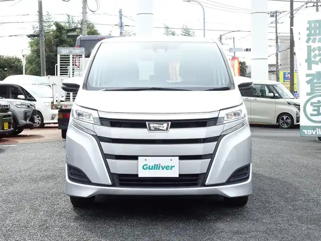 トヨタ ノア X 千葉県 2020(令2)年 2.8万km シルバーM トヨタ純正ナビ（NSCN-W68）/・フルセグTV/・Bluetooth/・バックカメラ/・CD/DVD再生/Toyota Safety Sense/・PCS（プルクラッシュセーフティ）/・LDA（レーンディパーチャーアラート）/・オートマチックハイビーム/・先行車発進告知機能/クルーズコントロール/パワースライドドア/アイドリングストップ/ETC/ウィンカーミラー/USB入力端子/純正フロアマット/スペアキー/取扱説明書