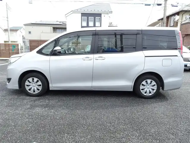 トヨタ ノア X 千葉県 2020(令2)年 2.8万km シルバーM トヨタ純正ナビ（NSCN-W68）/・フルセグTV/・Bluetooth/・バックカメラ/・CD/DVD再生/Toyota Safety Sense/・PCS（プルクラッシュセーフティ）/・LDA（レーンディパーチャーアラート）/・オートマチックハイビーム/・先行車発進告知機能/クルーズコントロール/パワースライドドア/アイドリングストップ/ETC/ウィンカーミラー/USB入力端子/純正フロアマット/スペアキー/取扱説明書