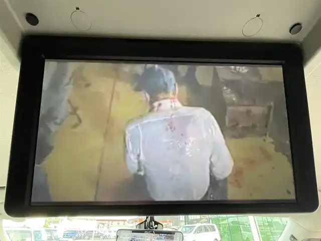 日産 セレナ e－パワー ハイウェイスター V 岡山県 2021(令3)年 3.1万km ブリリアントホワイトパール ワンオーナー/禁煙車/OP:防水シート/純正10インチナビ/　(CD/DVD/フルセグTV/Bluetooth)/純正フリップダウンモニター/デジタルインナーミラー/全方位/フロント/両サイド/バックカメラ/プロパイロット/側方支援/後側方支援(ブラインドスポットモニター)/エマージェンシーブレーキ/速度標識表示/道路標識表示/駐車支援/ふらつき警報/純正ドライブレコーダー/ETC/ハンズフリー両側パワースライドドア/革巻きステアリング/ステアリングスイッチ/純正LEDヘッドライト/フォグライト/オートライト/プッシュスタート/スマートキー/アイドリングストップ/純正アルミホイール 16インチ/ドアバイザー/ロールサンシェード/電動格納ミラー/純正フロアマット/リアプライバシーガラス/横滑防止装置/盗難防止装置/取扱説明書/新車時整備手帳（保証書）