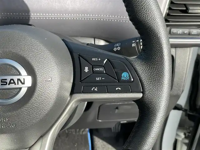 日産 セレナ e－パワー ハイウェイスター V 岡山県 2021(令3)年 3.1万km ブリリアントホワイトパール ワンオーナー/禁煙車/OP:防水シート/純正10インチナビ/　(CD/DVD/フルセグTV/Bluetooth)/純正フリップダウンモニター/デジタルインナーミラー/全方位/フロント/両サイド/バックカメラ/プロパイロット/側方支援/後側方支援(ブラインドスポットモニター)/エマージェンシーブレーキ/速度標識表示/道路標識表示/駐車支援/ふらつき警報/純正ドライブレコーダー/ETC/ハンズフリー両側パワースライドドア/革巻きステアリング/ステアリングスイッチ/純正LEDヘッドライト/フォグライト/オートライト/プッシュスタート/スマートキー/アイドリングストップ/純正アルミホイール 16インチ/ドアバイザー/ロールサンシェード/電動格納ミラー/純正フロアマット/リアプライバシーガラス/横滑防止装置/盗難防止装置/取扱説明書/新車時整備手帳（保証書）