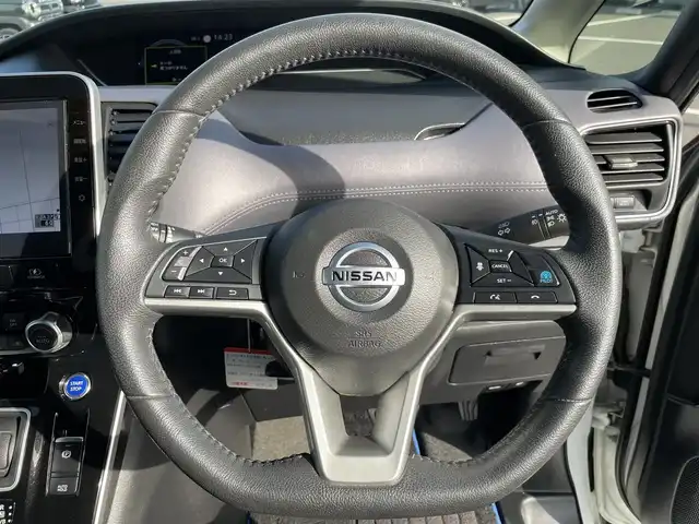 日産 セレナ e－パワー ハイウェイスター V 岡山県 2021(令3)年 3.1万km ブリリアントホワイトパール ワンオーナー/禁煙車/OP:防水シート/純正10インチナビ/　(CD/DVD/フルセグTV/Bluetooth)/純正フリップダウンモニター/デジタルインナーミラー/全方位/フロント/両サイド/バックカメラ/プロパイロット/側方支援/後側方支援(ブラインドスポットモニター)/エマージェンシーブレーキ/速度標識表示/道路標識表示/駐車支援/ふらつき警報/純正ドライブレコーダー/ETC/ハンズフリー両側パワースライドドア/革巻きステアリング/ステアリングスイッチ/純正LEDヘッドライト/フォグライト/オートライト/プッシュスタート/スマートキー/アイドリングストップ/純正アルミホイール 16インチ/ドアバイザー/ロールサンシェード/電動格納ミラー/純正フロアマット/リアプライバシーガラス/横滑防止装置/盗難防止装置/取扱説明書/新車時整備手帳（保証書）