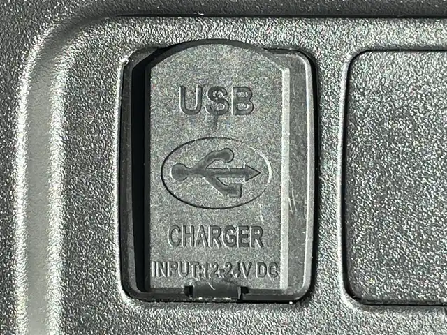 日産 セレナ e－パワー ハイウェイスター V 岡山県 2021(令3)年 3.1万km ブリリアントホワイトパール ワンオーナー/禁煙車/OP:防水シート/純正10インチナビ/　(CD/DVD/フルセグTV/Bluetooth)/純正フリップダウンモニター/デジタルインナーミラー/全方位/フロント/両サイド/バックカメラ/プロパイロット/側方支援/後側方支援(ブラインドスポットモニター)/エマージェンシーブレーキ/速度標識表示/道路標識表示/駐車支援/ふらつき警報/純正ドライブレコーダー/ETC/ハンズフリー両側パワースライドドア/革巻きステアリング/ステアリングスイッチ/純正LEDヘッドライト/フォグライト/オートライト/プッシュスタート/スマートキー/アイドリングストップ/純正アルミホイール 16インチ/ドアバイザー/ロールサンシェード/電動格納ミラー/純正フロアマット/リアプライバシーガラス/横滑防止装置/盗難防止装置/取扱説明書/新車時整備手帳（保証書）