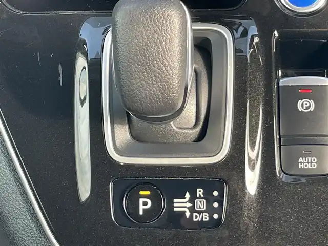 日産 セレナ e－パワー ハイウェイスター V 岡山県 2021(令3)年 3.1万km ブリリアントホワイトパール ワンオーナー/禁煙車/OP:防水シート/純正10インチナビ/　(CD/DVD/フルセグTV/Bluetooth)/純正フリップダウンモニター/デジタルインナーミラー/全方位/フロント/両サイド/バックカメラ/プロパイロット/側方支援/後側方支援(ブラインドスポットモニター)/エマージェンシーブレーキ/速度標識表示/道路標識表示/駐車支援/ふらつき警報/純正ドライブレコーダー/ETC/ハンズフリー両側パワースライドドア/革巻きステアリング/ステアリングスイッチ/純正LEDヘッドライト/フォグライト/オートライト/プッシュスタート/スマートキー/アイドリングストップ/純正アルミホイール 16インチ/ドアバイザー/ロールサンシェード/電動格納ミラー/純正フロアマット/リアプライバシーガラス/横滑防止装置/盗難防止装置/取扱説明書/新車時整備手帳（保証書）