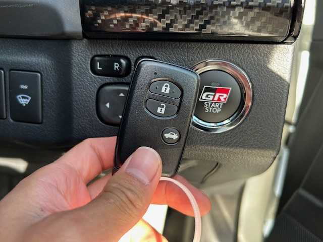 トヨタ マークＸ GRMN 宮城県 2019(令1)年 1.2万km ホワイトパールクリスタルシャイン 登録時走行距離１１７２５ｋｍ/プッシュスタート/寒冷地仕様/SPORTモードスイッチ/横滑り防止/ステアリングリモコン/パワーステアリング/パワーウインド/電格ミラー/LEDBEAMスイッチ/オートライト/AAC/ドラレコ(前)/ETC/純正フロアマット/純正GRホワイトキャリパー/GR・MN専用チューニングサスペンション/LEDヘッドライト/タイヤ【ブリヂストン・ポテンザRE050A】19年製