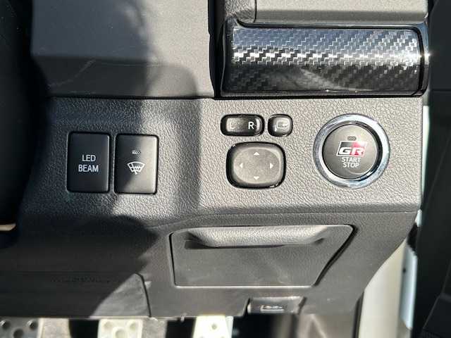 トヨタ マークＸ GRMN 宮城県 2019(令1)年 1.2万km ホワイトパールクリスタルシャイン 登録時走行距離１１７２５ｋｍ/プッシュスタート/寒冷地仕様/SPORTモードスイッチ/横滑り防止/ステアリングリモコン/パワーステアリング/パワーウインド/電格ミラー/LEDBEAMスイッチ/オートライト/AAC/ドラレコ(前)/ETC/純正フロアマット/純正GRホワイトキャリパー/GR・MN専用チューニングサスペンション/LEDヘッドライト/タイヤ【ブリヂストン・ポテンザRE050A】19年製