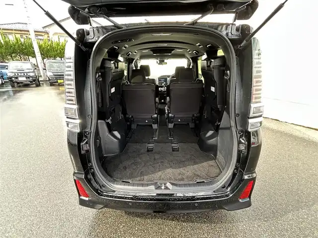 トヨタ ヴォクシー ZS 煌Ⅱ 山形県 2020(令2)年 3.9万km ブラック 純正9型ナビ/・(CD/DVD/フルセグ/BT)/フリップダウンモニター/バックカメラ/両側パワースライドドア/Toyota Safety Sense/・衝突軽減システム/・レーンキープアシスト/：オートハイビーム/クルーズコントロール/ビルトインETC2.0/純正アルミホイール/LEDヘッドライト/スマートキー