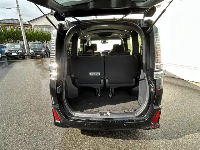 トヨタ ヴォクシー ZS 煌Ⅱ 山形県 2020(令2)年 3.9万km ブラック 純正9型ナビ/・(CD/DVD/フルセグ/BT)/フリップダウンモニター/バックカメラ/両側パワースライドドア/Toyota Safety Sense/・衝突軽減システム/・レーンキープアシスト/：オートハイビーム/クルーズコントロール/ビルトインETC2.0/純正アルミホイール/LEDヘッドライト/スマートキー