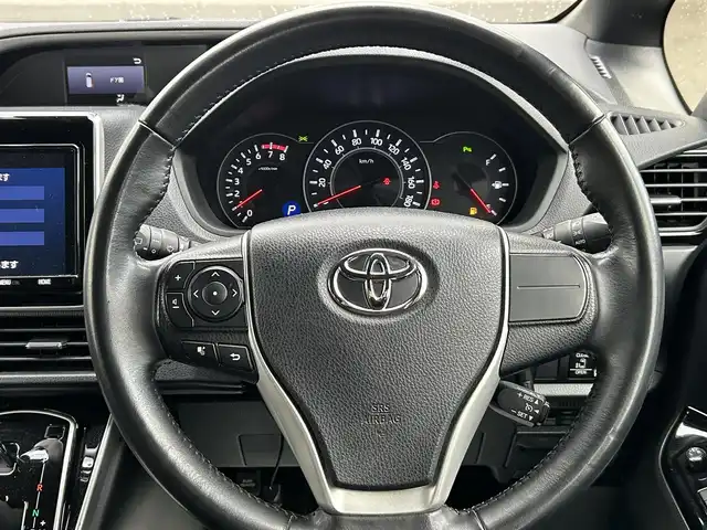 トヨタ ヴォクシー ZS 煌Ⅱ 山形県 2020(令2)年 3.9万km ブラック 純正9型ナビ/・(CD/DVD/フルセグ/BT)/フリップダウンモニター/バックカメラ/両側パワースライドドア/Toyota Safety Sense/・衝突軽減システム/・レーンキープアシスト/：オートハイビーム/クルーズコントロール/ビルトインETC2.0/純正アルミホイール/LEDヘッドライト/スマートキー