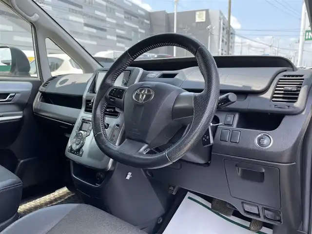 トヨタ ヴォクシー ZS 煌Ⅲ 千葉県 2013(平25)年 8.7万km ホワイトパールクリスタルシャイン ワンオーナー/純正SDナビ【NSZT-W62G】/・CD/DVD/MSV/Bluetooth/フルセグTV/純正フリップダウンモニター/バックカメラ/両後パワースライドドア/スマートキー/純正キセノンヘッドライト/フォグランプ/パドルシフト/ビルトインETC/本革巻きステアリング/ドアバイザー/純正16インチアルミホイール/新車時保証書＆取扱説明書
