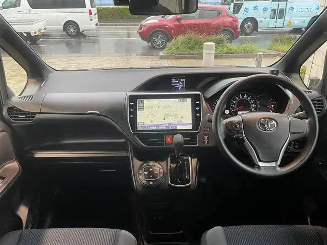 トヨタ ヴォクシー X 兵庫県 2018(平30)年 2.9万km イナズマスパーキングブラックガラスフレーク 外部検査実施済み/・ワンオーナー/・純正10インチメモリーナビ/・地デジ/DVD/BT/・TVキャンセラー/・バックカメラ/・ステアリングリモコン/・純正12.1型フリップダウンモニター（V12T-R68C）/・左パワースライドドア/・ナビ連動ドライブレコーダー/・OP スマートキー/・ビルトインETC/・オートLEDヘッドランプ/・OP LEDフォグランプ/・コーナーセンサー/・OP　トヨタセーフティセンス//プリクラッシュセーフティ//レーンディパーチャーアラート//オートマチックハイビーム/・先行車発進お知らせ/・アイドリングストップ/・OP スペアタイヤ/・クルーズコントロール/・R1-R6年ディーラー記録簿あり