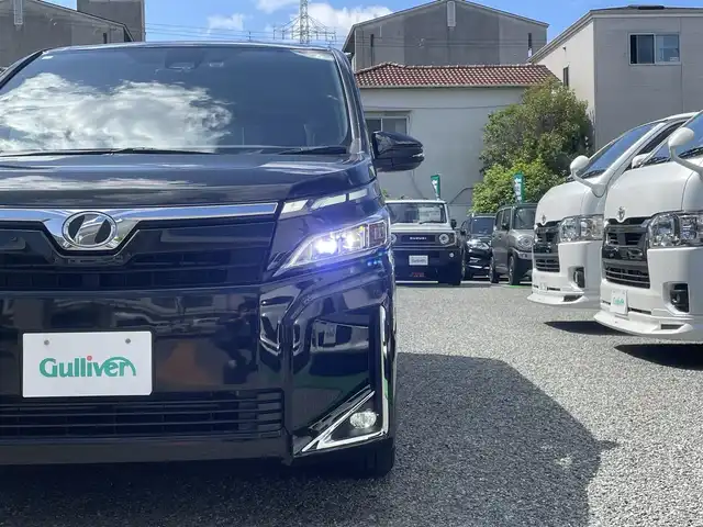 トヨタ ヴォクシー X 兵庫県 2018(平30)年 2.9万km イナズマスパーキングブラックガラスフレーク 外部検査実施済み/・ワンオーナー/・純正10インチメモリーナビ/・地デジ/DVD/BT/・TVキャンセラー/・バックカメラ/・ステアリングリモコン/・純正12.1型フリップダウンモニター（V12T-R68C）/・左パワースライドドア/・ナビ連動ドライブレコーダー/・OP スマートキー/・ビルトインETC/・オートLEDヘッドランプ/・OP LEDフォグランプ/・コーナーセンサー/・OP　トヨタセーフティセンス//プリクラッシュセーフティ//レーンディパーチャーアラート//オートマチックハイビーム/・先行車発進お知らせ/・アイドリングストップ/・OP スペアタイヤ/・クルーズコントロール/・R1-R6年ディーラー記録簿あり