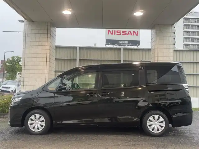 トヨタ ヴォクシー X 兵庫県 2018(平30)年 2.9万km イナズマスパーキングブラックガラスフレーク 外部検査実施済み/・ワンオーナー/・純正10インチメモリーナビ/・地デジ/DVD/BT/・TVキャンセラー/・バックカメラ/・ステアリングリモコン/・純正12.1型フリップダウンモニター（V12T-R68C）/・左パワースライドドア/・ナビ連動ドライブレコーダー/・OP スマートキー/・ビルトインETC/・オートLEDヘッドランプ/・OP LEDフォグランプ/・コーナーセンサー/・OP　トヨタセーフティセンス//プリクラッシュセーフティ//レーンディパーチャーアラート//オートマチックハイビーム/・先行車発進お知らせ/・アイドリングストップ/・OP スペアタイヤ/・クルーズコントロール/・R1-R6年ディーラー記録簿あり