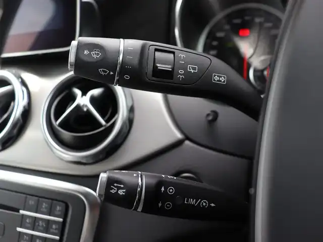 メルセデス・ベンツ ＧＬＡ２２０ 4マチック 長野県 2018(平30)年 3.5万km ポーラホワイト レーダーセーフティＰＫＧ　/黒革シート　/純正ナビＴＶ　/バックカメラ/ＣａｒＰｌａｙ　/ディストロニック　/衝突軽減ブレーキ　/ＬＫＡ　ＢＳＭ　/シートヒーター　/パワーバックドア　/キーレスゴー　/純正１８ＡＷ