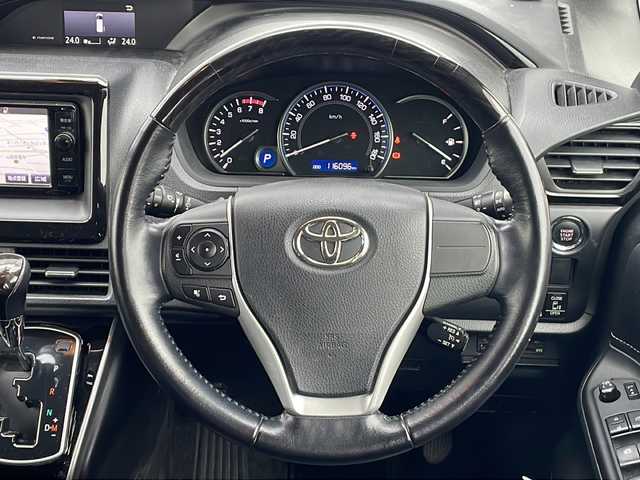 トヨタ エスクァイア Gi 三重県 2015(平27)年 11.6万km スパークリングブラックパールクリスタルシャイン 純正SDナビ/バックカメラ/衝突被害軽減システム/レザーシート/両側パワースライドドア/横滑り防止装置/ビルトインETC/アイドリングストップ/LEDヘッドライト/フォグランプ/オートライト/ウィンカーミラー/電動格納ミラー/純正15インチAW/シートヒーター/シートリフター/プッシュスタート/スマートキー/純正フロアマット/ドアバイザー/スペアキー
