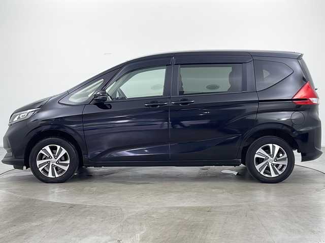 ホンダ フリード G ホンダセンシング 道央・札幌 2020(令2)年 5万km クリスタルブラックパール ・寒冷地仕様/・純正ナビ&CD&DVD&BT/・両側パワースライドドア/・バックカメラ/・ホンダセンシング/・レーダークルーズコントロール/・先行車発進お知らせ機能/・衝突軽減ブレーキシステム/・レーンキープアシスト/・標識認識機能/・横滑り防止装置/・アイドリングストップ/・ECON/・前席シートヒーター/・ハーフレザーシート/・ビルトインETC/・ステアリングスイッチ/・革巻きステアリング/・ドアバイザー/・電動格納ミラー/・純正フロアマット/・プッシュスタート/・LEDヘッドライト/・オートライト/・保証書/・取扱説明書