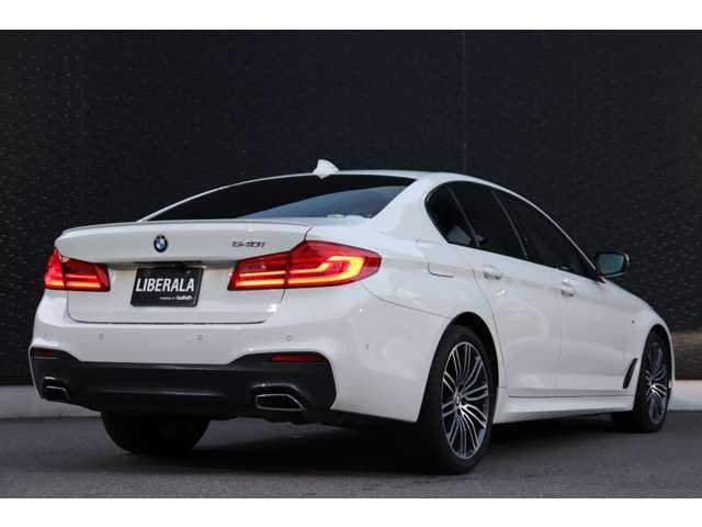 ＢＭＷ ５４０ｉ Mスポーツ 大分県 2018(平30)年 5.5万km アルピンホワイトⅢ インテリジェントセーフティ/アダプティブクルーズコントロール/ブラインドスポットモニター/サンルーフ/Harman/Kardon/ヘッドアップディスプレイ/全方位カメラ/純正ナビ/地デジ/Bluetooth/ワイヤレス充電/黒革/全席シートヒーター/エアシート/パワーシート/純正19インチAW/純正ドライブレコーダー/ETC