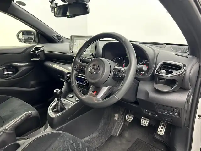 トヨタ ＧＲヤリス RZ ハイパフォーマンス 愛知県 2021(令3)年 3万km スーパーホワイトⅡ トヨタセーフティセンス/JBLプレミアムサウンド/純正ナビ/（Bluetooth/フルセグTV/AM/FM/USB）/バックカメラ/ドラレコ/HUD/BSM/ETC2.0/ハーフレザー/シートH/防眩ミラー/電動格納ミラー/オートライト/本革巻ステアリングホイール/ステアリングリモコン/GRフロアマット/純正LEDライト/純正18インチAW