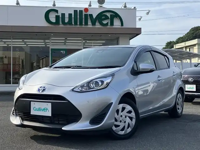 トヨタ アクア S 三重県 2018(平30)年 1.9万km シルバーM ♪純正メモリナビ/ ・ワンセグ・CD再生/ ・Bluetooth・AUX/♪バックカメラ/♪プリクラッシュセーフティ(PCS)/♪レーンディパーチャーアラート(LDA)/♪クリアランスソナー/♪オートハイビーム/♪ウィンカーミラー/♪ステアリングスイッチ/♪ビルトインETC/♪フロアマット/♪ドアバイザー/♪プライバシーガラス/♪横滑り防止装置