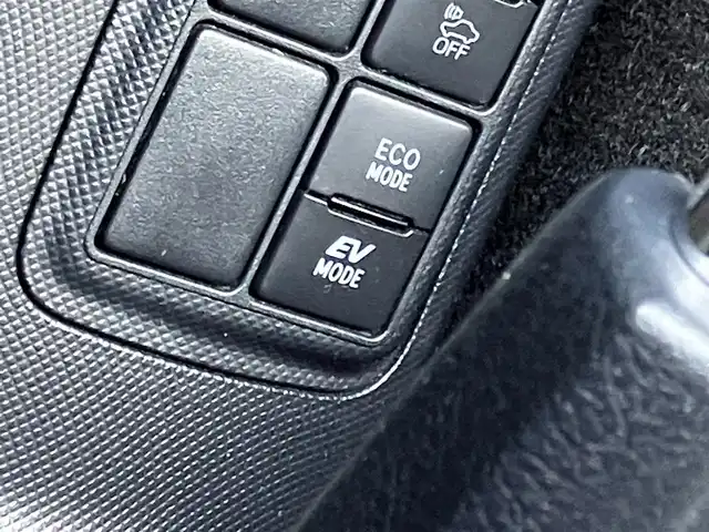 トヨタ アクア S 三重県 2018(平30)年 1.9万km シルバーM ♪純正メモリナビ/ ・ワンセグ・CD再生/ ・Bluetooth・AUX/♪バックカメラ/♪プリクラッシュセーフティ(PCS)/♪レーンディパーチャーアラート(LDA)/♪クリアランスソナー/♪オートハイビーム/♪ウィンカーミラー/♪ステアリングスイッチ/♪ビルトインETC/♪フロアマット/♪ドアバイザー/♪プライバシーガラス/♪横滑り防止装置