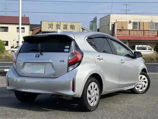 トヨタ アクア S 三重県 2018(平30)年 1.9万km シルバーM ♪純正メモリナビ/ ・ワンセグ・CD再生/ ・Bluetooth・AUX/♪バックカメラ/♪プリクラッシュセーフティ(PCS)/♪レーンディパーチャーアラート(LDA)/♪クリアランスソナー/♪オートハイビーム/♪ウィンカーミラー/♪ステアリングスイッチ/♪ビルトインETC/♪フロアマット/♪ドアバイザー/♪プライバシーガラス/♪横滑り防止装置