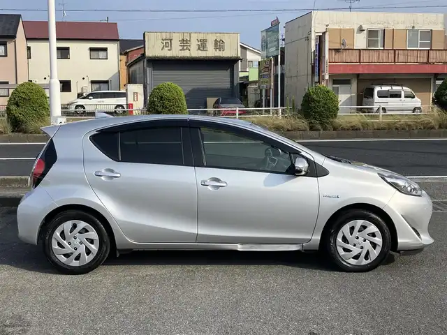 トヨタ アクア S 三重県 2018(平30)年 1.9万km シルバーM ♪純正メモリナビ/ ・ワンセグ・CD再生/ ・Bluetooth・AUX/♪バックカメラ/♪プリクラッシュセーフティ(PCS)/♪レーンディパーチャーアラート(LDA)/♪クリアランスソナー/♪オートハイビーム/♪ウィンカーミラー/♪ステアリングスイッチ/♪ビルトインETC/♪フロアマット/♪ドアバイザー/♪プライバシーガラス/♪横滑り防止装置