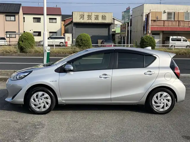 トヨタ アクア S 三重県 2018(平30)年 1.9万km シルバーM ♪純正メモリナビ/ ・ワンセグ・CD再生/ ・Bluetooth・AUX/♪バックカメラ/♪プリクラッシュセーフティ(PCS)/♪レーンディパーチャーアラート(LDA)/♪クリアランスソナー/♪オートハイビーム/♪ウィンカーミラー/♪ステアリングスイッチ/♪ビルトインETC/♪フロアマット/♪ドアバイザー/♪プライバシーガラス/♪横滑り防止装置