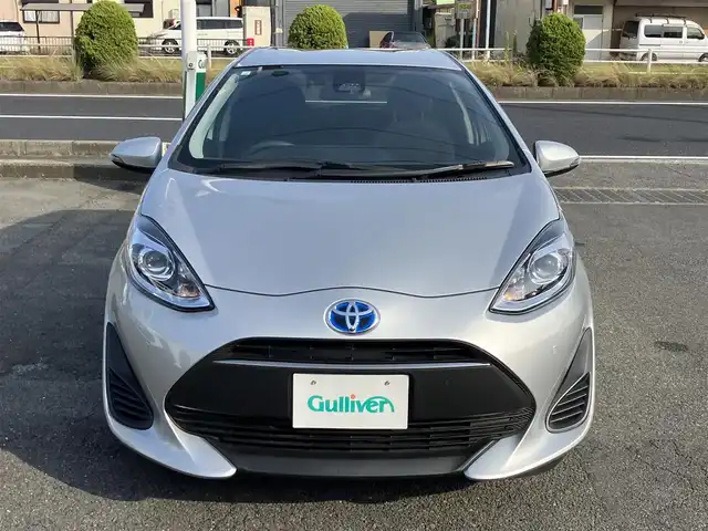 トヨタ アクア S 三重県 2018(平30)年 1.9万km シルバーM ♪純正メモリナビ/ ・ワンセグ・CD再生/ ・Bluetooth・AUX/♪バックカメラ/♪プリクラッシュセーフティ(PCS)/♪レーンディパーチャーアラート(LDA)/♪クリアランスソナー/♪オートハイビーム/♪ウィンカーミラー/♪ステアリングスイッチ/♪ビルトインETC/♪フロアマット/♪ドアバイザー/♪プライバシーガラス/♪横滑り防止装置