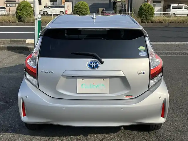 トヨタ アクア S 三重県 2018(平30)年 1.9万km シルバーM ♪純正メモリナビ/ ・ワンセグ・CD再生/ ・Bluetooth・AUX/♪バックカメラ/♪プリクラッシュセーフティ(PCS)/♪レーンディパーチャーアラート(LDA)/♪クリアランスソナー/♪オートハイビーム/♪ウィンカーミラー/♪ステアリングスイッチ/♪ビルトインETC/♪フロアマット/♪ドアバイザー/♪プライバシーガラス/♪横滑り防止装置