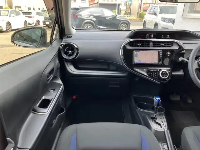 トヨタ アクア S 三重県 2018(平30)年 1.9万km シルバーM ♪純正メモリナビ/ ・ワンセグ・CD再生/ ・Bluetooth・AUX/♪バックカメラ/♪プリクラッシュセーフティ(PCS)/♪レーンディパーチャーアラート(LDA)/♪クリアランスソナー/♪オートハイビーム/♪ウィンカーミラー/♪ステアリングスイッチ/♪ビルトインETC/♪フロアマット/♪ドアバイザー/♪プライバシーガラス/♪横滑り防止装置