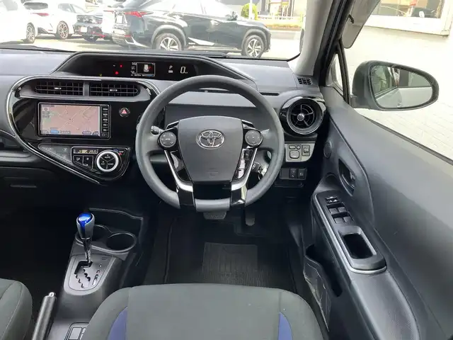 トヨタ アクア S 三重県 2018(平30)年 1.9万km シルバーM ♪純正メモリナビ/ ・ワンセグ・CD再生/ ・Bluetooth・AUX/♪バックカメラ/♪プリクラッシュセーフティ(PCS)/♪レーンディパーチャーアラート(LDA)/♪クリアランスソナー/♪オートハイビーム/♪ウィンカーミラー/♪ステアリングスイッチ/♪ビルトインETC/♪フロアマット/♪ドアバイザー/♪プライバシーガラス/♪横滑り防止装置
