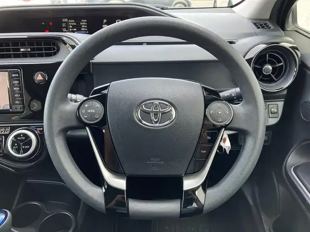 トヨタ アクア S 三重県 2018(平30)年 1.9万km シルバーM ♪純正メモリナビ/ ・ワンセグ・CD再生/ ・Bluetooth・AUX/♪バックカメラ/♪プリクラッシュセーフティ(PCS)/♪レーンディパーチャーアラート(LDA)/♪クリアランスソナー/♪オートハイビーム/♪ウィンカーミラー/♪ステアリングスイッチ/♪ビルトインETC/♪フロアマット/♪ドアバイザー/♪プライバシーガラス/♪横滑り防止装置