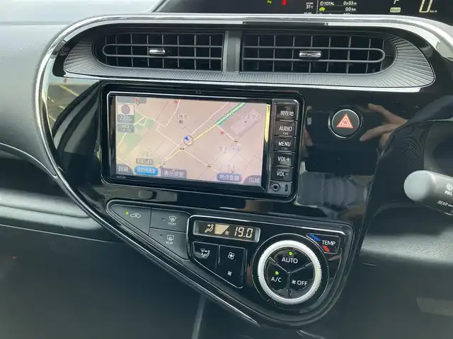 トヨタ アクア S 三重県 2018(平30)年 1.9万km シルバーM ♪純正メモリナビ/ ・ワンセグ・CD再生/ ・Bluetooth・AUX/♪バックカメラ/♪プリクラッシュセーフティ(PCS)/♪レーンディパーチャーアラート(LDA)/♪クリアランスソナー/♪オートハイビーム/♪ウィンカーミラー/♪ステアリングスイッチ/♪ビルトインETC/♪フロアマット/♪ドアバイザー/♪プライバシーガラス/♪横滑り防止装置