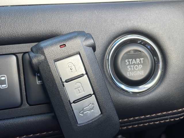 三菱 デリカＤ：５ ジャスパー 山口県 2023(令5)年 2.6万km グラファイトグレーメタリック/ブラックマイカ 純正メモリナビ/・DVD再生機能有/・Bluetooth接続/・アラウンドビューモニター/・フルセグTV/ビルトインETC/ドライブレコーダー/e-Assist/・車線逸脱警報システム/・レーダークルーズコントロール/・衝突被害軽減ブレーキシステム/・オートマチックハイビーム/・後側方車両検知警報システム/・誤発進抑制機能/両側パワースライドドア/ステアリングヒーター/ハーフレザーシート/シートカバー/パワーシートD席/シートヒーター/USB入力端子/パドルシフト/スマートキー/プッシュスタート/パワーバックドア/純正18インチアルミホイール/純正LEDライト/ドアバイザー/保証書