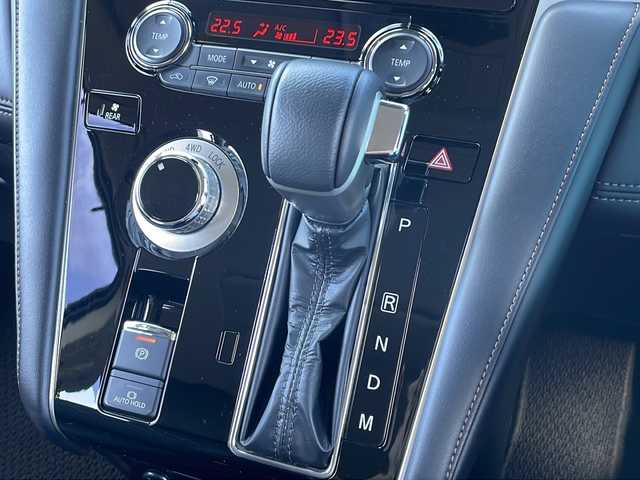 三菱 デリカＤ：５ ジャスパー 山口県 2023(令5)年 2.6万km グラファイトグレーメタリック/ブラックマイカ 純正メモリナビ/・DVD再生機能有/・Bluetooth接続/・アラウンドビューモニター/・フルセグTV/ビルトインETC/ドライブレコーダー/e-Assist/・車線逸脱警報システム/・レーダークルーズコントロール/・衝突被害軽減ブレーキシステム/・オートマチックハイビーム/・後側方車両検知警報システム/・誤発進抑制機能/両側パワースライドドア/ステアリングヒーター/ハーフレザーシート/シートカバー/パワーシートD席/シートヒーター/USB入力端子/パドルシフト/スマートキー/プッシュスタート/パワーバックドア/純正18インチアルミホイール/純正LEDライト/ドアバイザー/保証書