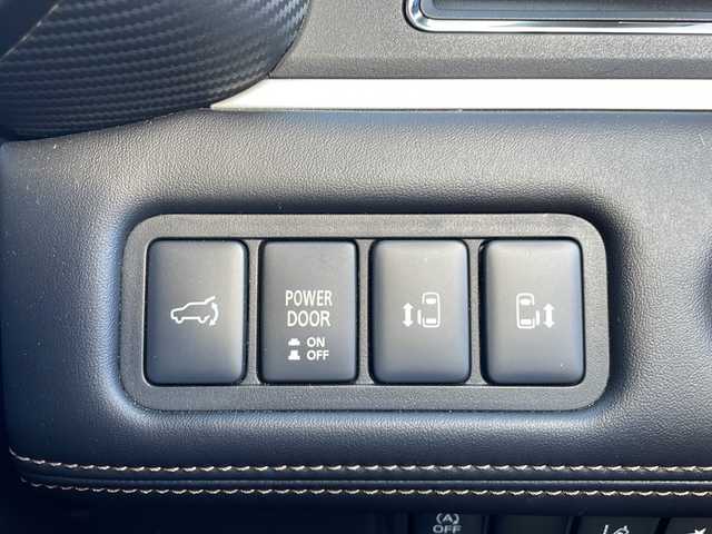 三菱 デリカＤ：５ ジャスパー 山口県 2023(令5)年 2.6万km グラファイトグレーメタリック/ブラックマイカ 純正メモリナビ/・DVD再生機能有/・Bluetooth接続/・アラウンドビューモニター/・フルセグTV/ビルトインETC/ドライブレコーダー/e-Assist/・車線逸脱警報システム/・レーダークルーズコントロール/・衝突被害軽減ブレーキシステム/・オートマチックハイビーム/・後側方車両検知警報システム/・誤発進抑制機能/両側パワースライドドア/ステアリングヒーター/ハーフレザーシート/シートカバー/パワーシートD席/シートヒーター/USB入力端子/パドルシフト/スマートキー/プッシュスタート/パワーバックドア/純正18インチアルミホイール/純正LEDライト/ドアバイザー/保証書