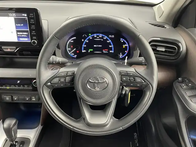 トヨタ ヤリスクロス ハイブリッド Z 千葉県 2021(令3)年 2.4万km ブラックマイカ/ベージュ 2トーン セーフティセンス（衝突回避支援パッケージ）/・プリクラッシュセーフティ/・レーントレーシングアシスト/・レーダークルーズコントロール/・オートマチックハイビーム/・ロードサインアシスト/純正8インチディスプレイオーディオ/・メモリーナビ/・Bluetooth/・全方位カメラ/・USB端子/ブラインドスポットモニター/トヨタチームメイト/アドバンストパーク/パワーバックドア/ハーフレザーシート/パワーシート/スマートキー/ステアリグヒーター/前後コーナーセンサー