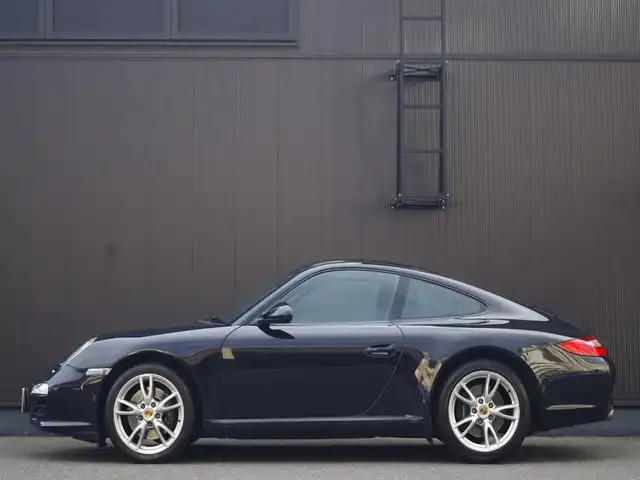 ポルシェ ９１１ カレラ 福岡県 2010(平22)年 5.7万km バサルトブラックメタリック スポーツクロノパッケージ/禁煙車/黒革シート/ナビ・フルセグTV/CD/DVD/Bluetooth/バックカメラ/ETC/シートヒーター/純正18インチAW/純正キセノンヘッドライト/USB入力端子