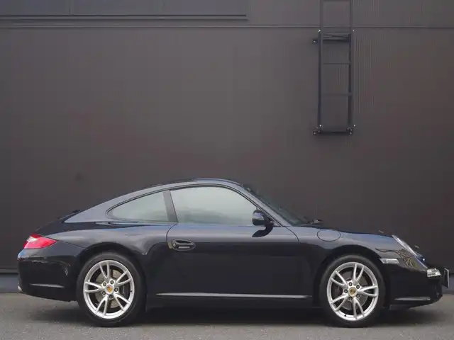 ポルシェ ９１１ カレラ 福岡県 2010(平22)年 5.7万km バサルトブラックメタリック スポーツクロノパッケージ/禁煙車/黒革シート/ナビ・フルセグTV/CD/DVD/Bluetooth/バックカメラ/ETC/シートヒーター/純正18インチAW/純正キセノンヘッドライト/USB入力端子