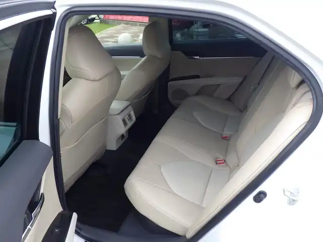 トヨタ カムリ G レザーパッケージ 千葉県 2018(平30)年 5.3万km プラチナホワイトパールマイカ Toyota Safety Sense/・プリクラッシュセーフティ/・レーンディパーチャーアラート/・オートハイビーム/・レーダークルーズコントロール/モデリスタエアロ/社外ダウンサス/ベージュレザーシート/前席パワーシート/シートヒーター/純正SDナビ/地デジTV/【BD/DVD/CD再生機能　Bluetooth接続】/バックカメラ/革巻きステアリング/ステアリングスイッチ/ETC（2.0）/LEDヘッドライト/ウインカーミラー/純正18インチアルミホイル/サイド/カーテンエアバッグ/スマートキー