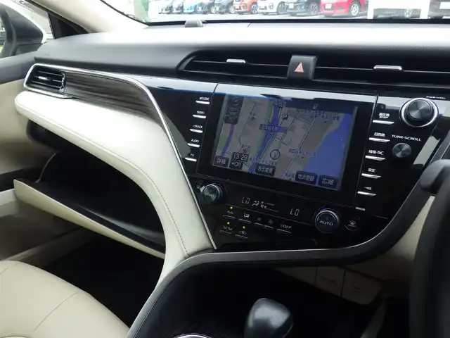 トヨタ カムリ G レザーパッケージ 千葉県 2018(平30)年 5.3万km プラチナホワイトパールマイカ Toyota Safety Sense/・プリクラッシュセーフティ/・レーンディパーチャーアラート/・オートハイビーム/・レーダークルーズコントロール/モデリスタエアロ/社外ダウンサス/ベージュレザーシート/前席パワーシート/シートヒーター/純正SDナビ/地デジTV/【BD/DVD/CD再生機能　Bluetooth接続】/バックカメラ/革巻きステアリング/ステアリングスイッチ/ETC（2.0）/LEDヘッドライト/ウインカーミラー/純正18インチアルミホイル/サイド/カーテンエアバッグ/スマートキー