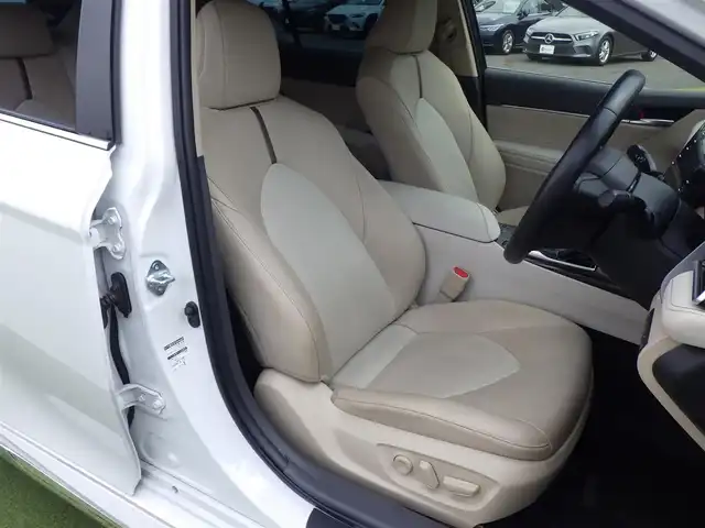 トヨタ カムリ G レザーパッケージ 千葉県 2018(平30)年 5.3万km プラチナホワイトパールマイカ Toyota Safety Sense/・プリクラッシュセーフティ/・レーンディパーチャーアラート/・オートハイビーム/・レーダークルーズコントロール/モデリスタエアロ/社外ダウンサス/ベージュレザーシート/前席パワーシート/シートヒーター/純正SDナビ/地デジTV/【BD/DVD/CD再生機能　Bluetooth接続】/バックカメラ/革巻きステアリング/ステアリングスイッチ/ETC（2.0）/LEDヘッドライト/ウインカーミラー/純正18インチアルミホイル/サイド/カーテンエアバッグ/スマートキー